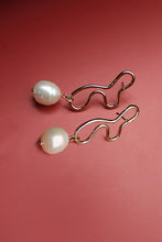 Load image into Gallery viewer, Cove Pearl Earrings
